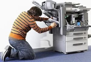 intervention d'un technicien sur photocopieur professionnel 