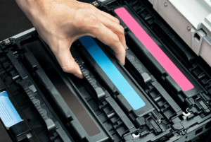 changement toner laser sur photocopieur professionnel