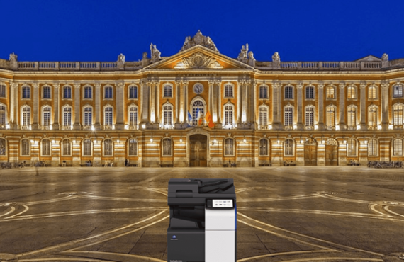 photocopieur konica minolta avec la mairie de Toulouse en fond