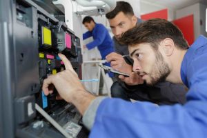 Technicien en intervention sur un photocopieur professionnel 